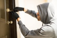 Hoe voorkomt u inbraak of diefstal via uw bedrijfsdeur?