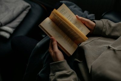Waarom steeds meer mannen weer een boek pakken